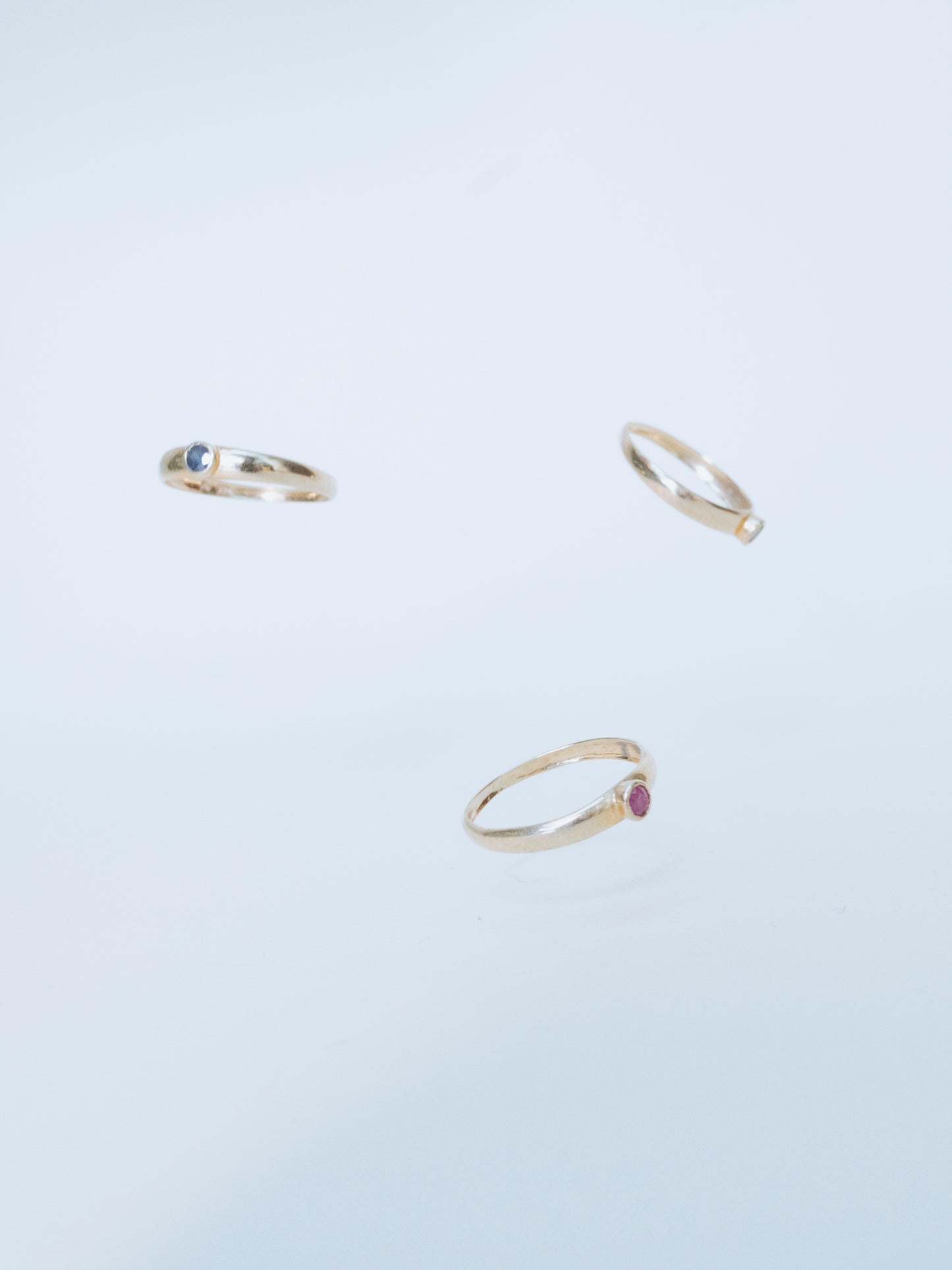 Anillo de rubí, esmeralda y zafiro | Oro de 14 quilates
