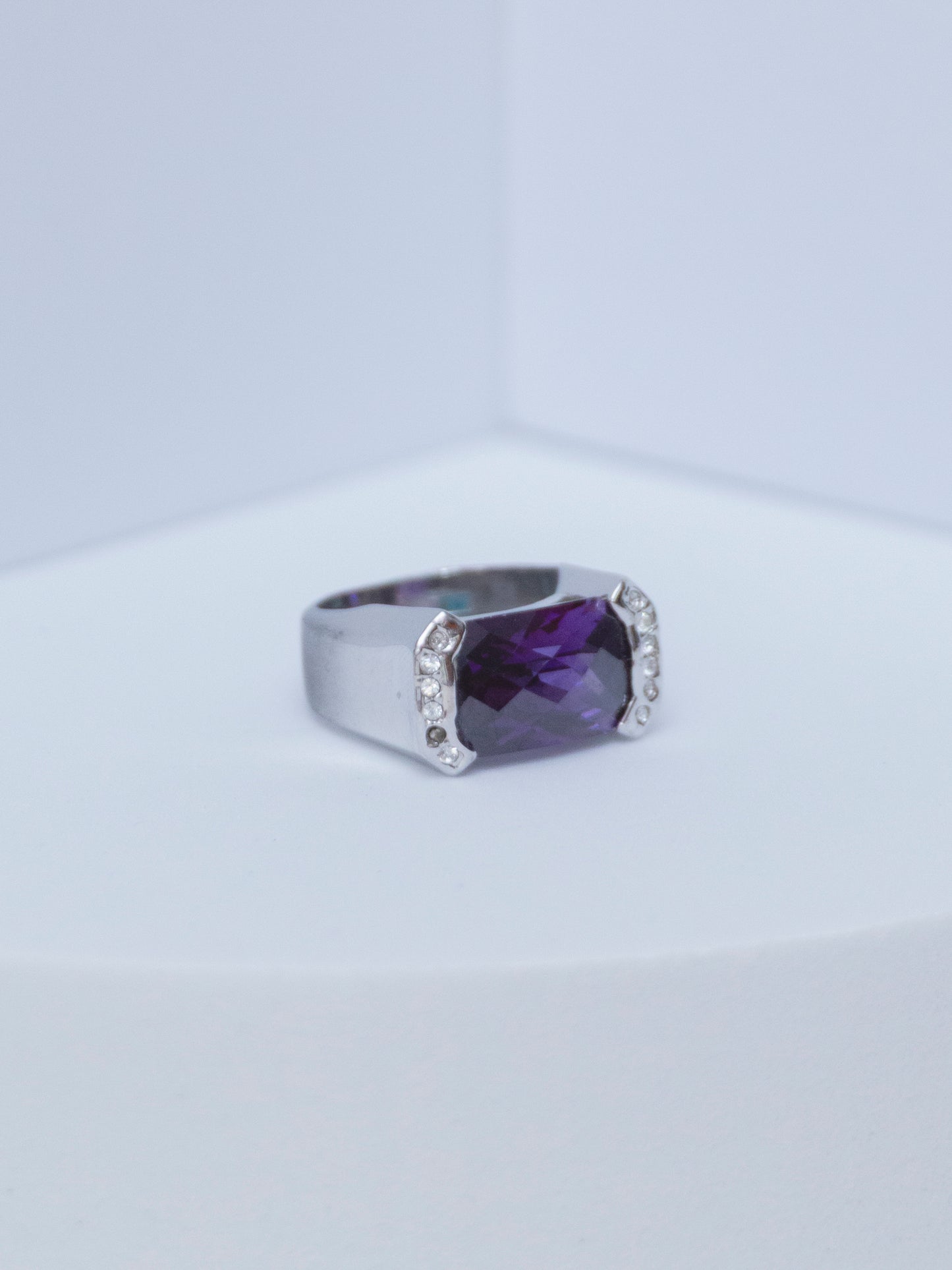 Anillo de Amatista y Circonita Cúbica PIEDRA FALTANTE