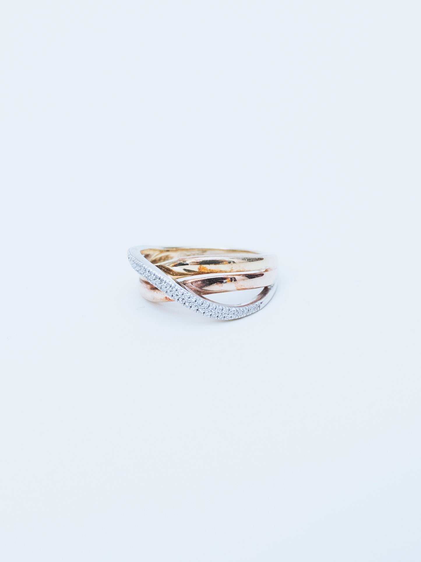 Anillo con pavé de diamantes y bucle infinito | Plata de ley y relleno de oro