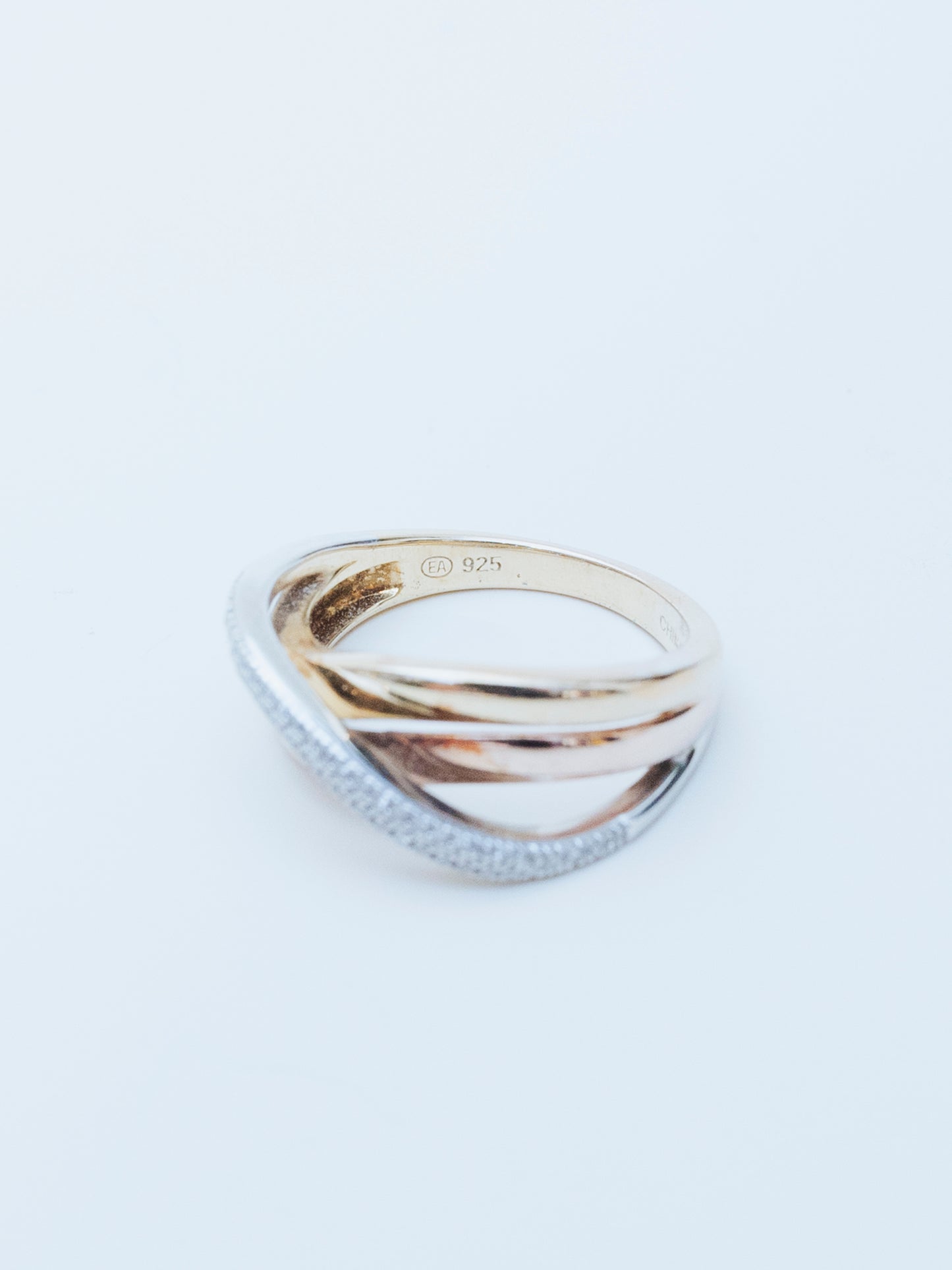 Anillo con pavé de diamantes y bucle infinito | Plata de ley y relleno de oro