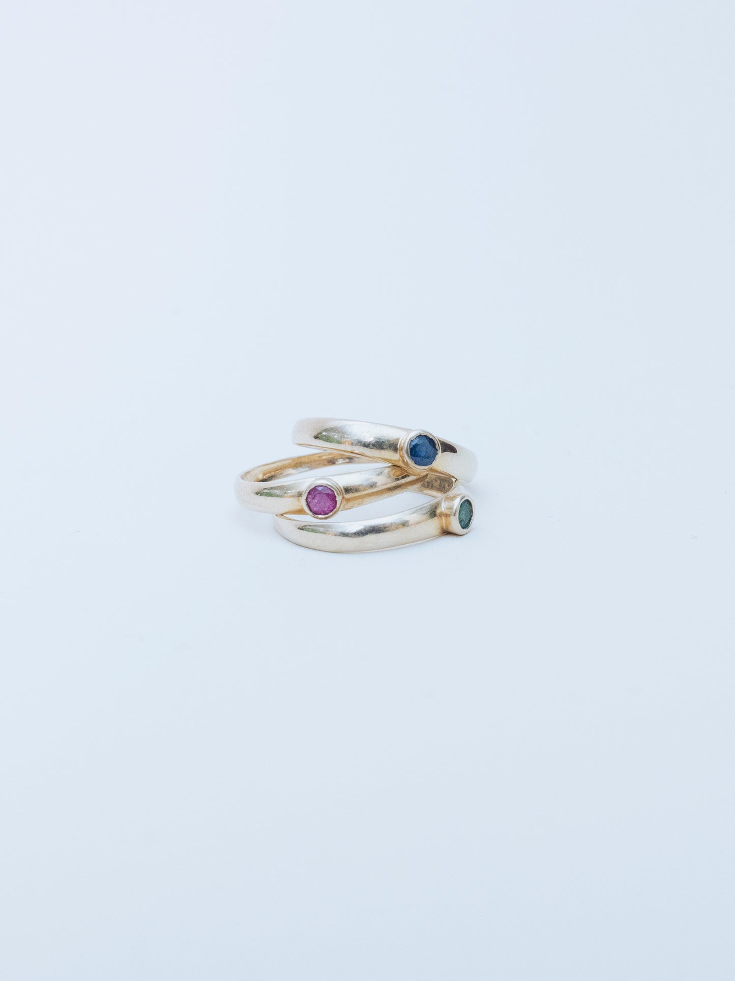 Anillo de rubí, esmeralda y zafiro | Oro de 14 quilates