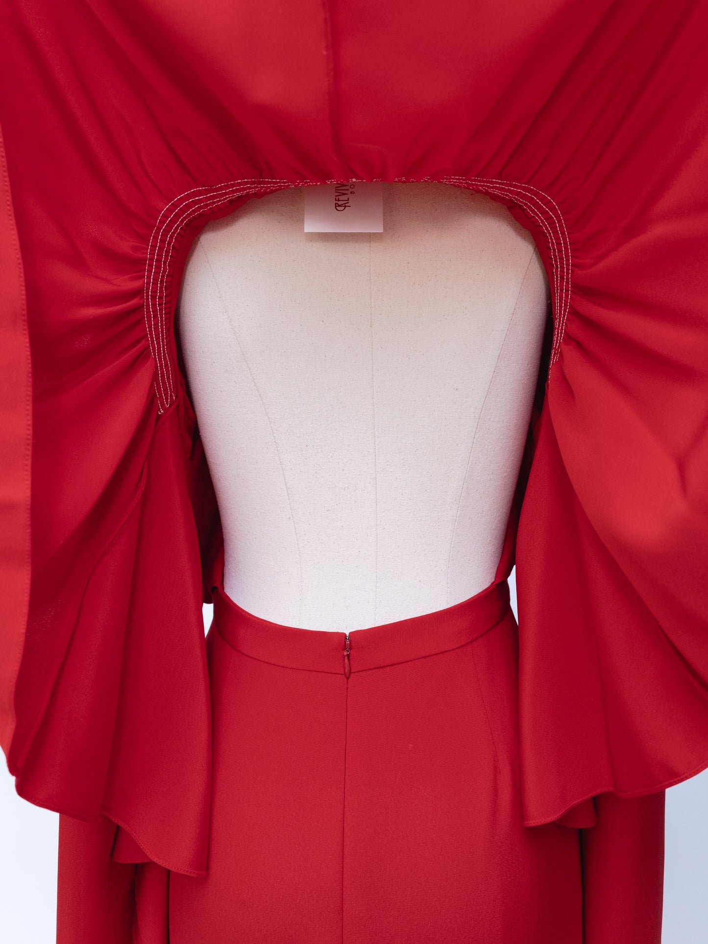 Vestido de seda escarlata